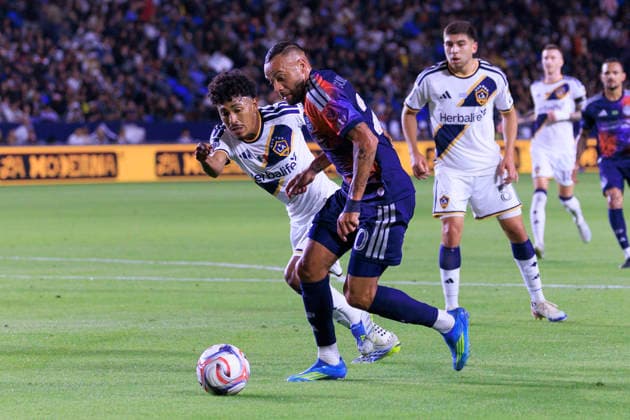 May 23, 2026, Carson, California, USA: Guilherme Augusto 20 of the Houston Dynamo FC makes a goal attempt as Maruicio Cuevas 19 of the LA Galaxy defends during their regular season MLS, Fussball Herren, USA game on Saturday May 23, 2026 at the Dignity Health Sports Park Stadium in Carson, California. Galaxy tie with Dynamo, 1-1. ARIANA RUIZ PI LA Galaxy Vs. Houston Dynamo  - ZUMAp124 20260523_zaa_p124_046 Copyright: xArianaxRuizx