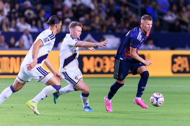 May 23, 2026, Carson, California, USA: Mateusz Bogusz 19 of the Houston Dynamo FC passes the ball as John Nelson 14 and Justin Haak 15 of the LA Galaxy defend during their regular season MLS, Fussball Herren, USA game on Saturday May 23, 2026 at the Dignity Health Sports Park Stadium in Carson, California. Galaxy tie with Dynamo, 1-1. ARIANA RUIZ PI Carson USA - ZUMAp124 20260523_zaa_p124_045 Copyright: xArianaxRuizx