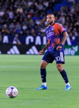 May 23, 2026, Carson, California, USA: Guilherme Augusto 20 of the Houston Dynamo FC passes the ball during their regular season MLS, Fussball Herren, USA game against the LA Galaxy on Saturday May 23, 2026 at the Dignity Health Sports Park Stadium in Carson, California. Galaxy tie with Dynamo, 1-1. ARIANA RUIZ PI Carson USA - ZUMAp124 20260523_zaa_p124_038 Copyright: xArianaxRuizx