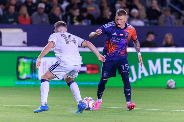May 23, 2026, Carson, California, USA: Mateusz Bogusz 19 of the Houston Dynamo FC receives the ball as John Nelson 14 of the LA Galaxy defends during their regular season MLS, Fussball Herren, USA game on Saturday May 23, 2026 at the Dignity Health Sports Park Stadium in Carson, California. Galaxy tie with Dynamo, 1-1. ARIANA RUIZ PI Carson USA - ZUMAp124 20260523_zaa_p124_039 Copyright: xArianaxRuizx