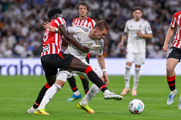 May 24, 2026, Madrid, Madrid, Spain: FRANCO MASTANTUONO of Real Madrid CF is fouled during the match corresponding to the thirty-eight round of the 2025 26 First Division National League Championship between REAL MADRID C.F. Vs ATHLETIC CLUB, played at the Bernabeu Stadium on May 23, 2026, in Madrid, Spain. Madrid Spain - ZUMAc312 20260524_zsp_c312_119 Copyright: xOscarxManuelxSanchezx