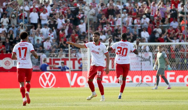 23.05.2026, xfsx, Herren, Fussball, Saison 2025 2026, BFV Verbandspokal, Finale: FC Wuerzburger Kickers - TSV 1860 Muenchen v.li.: Liam Omore (FC Wuerzburger Kickers), Ebrahim Fahrahnak (FC Wuerzburger Kickers), Tarsis Bonga (FC Wuerzburger Kickers) mit Torjubel, celebrate the goal, goal celebration, Jubel ueber das Tor zum 1:1, Johann Hipper (FC Wuerzburger Kickers) Wuerzburg AKON ARENA Bayern Deutschland