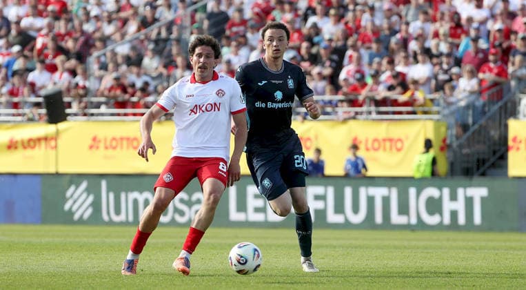 23.05.2026, xfsx, Herren, Fussball, Saison 2025 2026, BFV Verbandspokal, Finale: FC Wuerzburger Kickers - TSV 1860 Muenchen v.li.: Dominic Schmidt (FC Wuerzburger Kickers), Samuel Althaus (TSV 1860 Muenchen) Wuerzburg AKON ARENA Bayern Deutschland