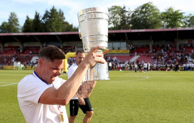 23.05.2026, xfsx, Herren, Fussball, Saison 2025 2026, BFV Verbandspokal, Finale: FC Wuerzburger Kickers - TSV 1860 Muenchen v.li.: Martin Thomann (FC Wuerzburger Kickers) mit dem Toto-Pokal Wuerzburg AKON ARENA Bayern Deutschland