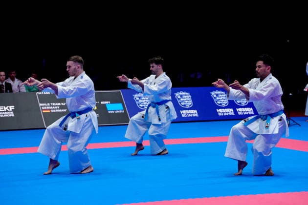 Deutschland: EKF Karate Europameisterschaft Seniors 2026 - Eissporthalle, Frankfurt: Das Kata Team Deutschland (Berner, Mathes, Pattanasakoo) im Kampf um die Bronzemedaille gegen das Team Portugal (Mateus, Neto, Oliveira, Vieira) Frankfurt am Main Eissporthalle Frankfurt Hessen Deutschland Copyright: xKjetilxWaberx