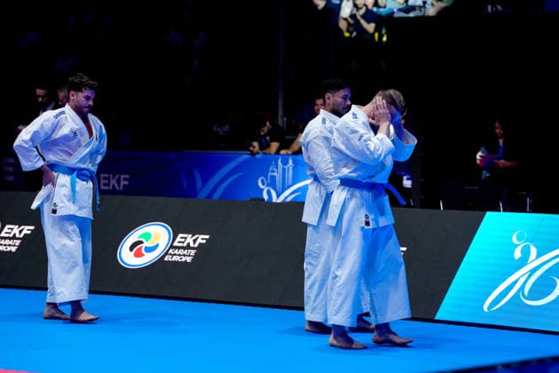 Deutschland: EKF Karate Europameisterschaft Seniors 2026 - Eissporthalle, Frankfurt: Das Kata Team Deutschland (Berner, Mathes, Pattanasakoo) sind enttäuscht nach der Niederlage im Kampf um die Bronzemedaille gegen das Team Portugal (Mateus, Neto, Oliveira, Vieira) Frankfurt am Main Eissporthalle Frankfurt Hessen Deutschland Copyright: xKjetilxWaberx