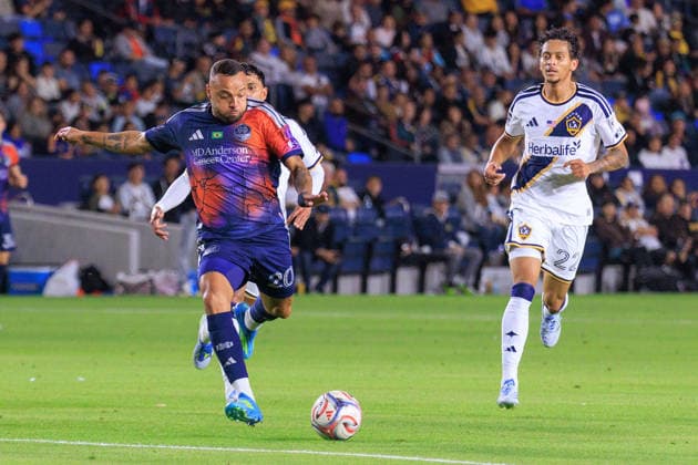 May 23, 2026, Carson, California, USA: Guilherme Augusto 20 of the Houston Dynamo FC gets past Elijah Wynder 22 of the Houston Dynamo FC during their regular season MLS, Fussball Herren, USA match on Saturday May 23, 2026 at Dignity Health Sports Park Stadium in Carson, California. Galaxy tie with Dynamo, 1-1. JAVIER ROJAS PI LA Galaxy Vs. Houston Dynamo  - ZUMAp124 20260523_zaa_p124_049 Copyright: xJavierxRojasx