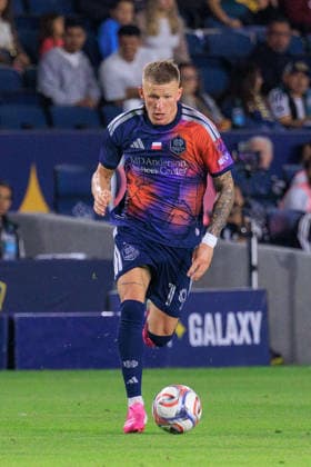 May 23, 2026, Carson, California, USA: Mateusz Bogusz 19 of the Houston Dynamo FC with the ball during their regular season MLS, Fussball Herren, USA match against the Houston Dynamo on Saturday May 23, 2026 at Dignity Health Sports Park Stadium in Carson, California. JAVIER ROJAS PI LA Galaxy Vs. Houston Dynamo  - ZUMAp124 20260523_zaa_p124_051 Copyright: xJavierxRojasx