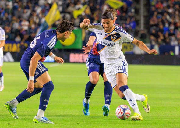 May 23, 2026, Carson, California, USA: Justin Haak 15 of the LA Galaxy tries to get past Houston Dynamo FC defenders during their regular season MLS, Fussball Herren, USA match on Saturday May 23, 2026 at Dignity Health Sports Park Stadium in Carson, California. Galaxy tie with Dynamo, 1-1. JAVIER ROJAS PI LA Galaxy Vs. Houston Dynamo  - ZUMAp124 20260523_zaa_p124_061 Copyright: xJavierxRojasx