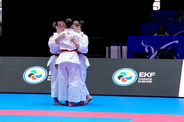 Deutschland: EKF Karate Europameisterschaft Seniors 2026 - Eissporthalle, Frankfurt: Das Female Kata Team Deutschland (Hebbel, Jay, Siebert) sind enttäuscht nach der Niederlage im Kampf um die Bronzemedaille gegen das Team Frankreich (Bui, Capet, Severan, Vilanova) Frankfurt am Main Eissporthalle Frankfurt Hessen Deutschland Copyright: xKjetilxWaberx