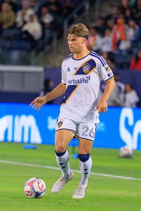 May 23, 2026, Carson, California, USA: Harbor Miller 26 of the LA Galaxy looks to pass during their regular season MLS, Fussball Herren, USA match against the Houston Dynamo on Saturday May 23, 2026 at Dignity Health Sports Park Stadium in Carson, California. Galaxy tie with Dynamo, 1-1. JAVIER ROJAS PI LA Galaxy Vs. Houston Dynamo  - ZUMAp124 20260523_zaa_p124_070 Copyright: xJavierxRojasx