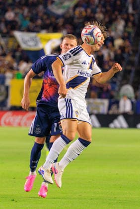 May 23, 2026, Carson, California, USA: Mateusz Bogusz 19 of the Houston Dynamo FC is beaten to the ball by Harbor Miller 26 of the LA Galaxy during their regular season MLS, Fussball Herren, USA match on Saturday May 23, 2026 at Dignity Health Sports Park Stadium in Carson, California. Galaxy tie with Dynamo, 1-1. JAVIER ROJAS PI LA Galaxy Vs. Houston Dynamo  - ZUMAp124 20260523_zaa_p124_072 Copyright: xJavierxRojasx