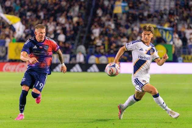 May 23, 2026, Carson, California, USA: Mateusz Bogusz 19 of the Houston Dynamo FC goes is beaten to the ball by Harbor Miller 26 of the LA Galaxy during their regular season MLS, Fussball Herren, USA match on Saturday May 23, 2026 at Dignity Health Sports Park Stadium in Carson, California. Galaxy tie with Dynamo, 1-1. JAVIER ROJAS PI Carson USA - ZUMAp124 20260523_zaa_p124_073 Copyright: xJavierxRojasx