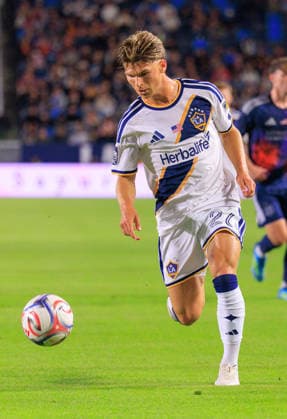 May 23, 2026, Carson, California, USA: Harbor Miller 26 of the LA Galaxy controls the ball during their regular season MLS, Fussball Herren, USA match against the Houston Dynamo on Saturday May 23, 2026 at Dignity Health Sports Park Stadium in Carson, California. Galaxy tie with Dynamo, 1-1. JAVIER ROJAS PI Carson USA - ZUMAp124 20260523_zaa_p124_074 Copyright: xJavierxRojasx
