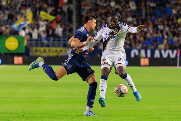 May 23, 2026, Carson, California, USA: Joseph Paintsil 28 of the LA Galaxy tries to get past Andrade 36 of the Houston Dynamo FC during their regular season MLS, Fussball Herren, USA match on Saturday May 23, 2026 at Dignity Health Sports Park Stadium in Carson, California. Galaxy tie with Dynamo, 1-1. JAVIER ROJAS PI Carson USA - ZUMAp124 20260523_zaa_p124_067 Copyright: xJavierxRojasx