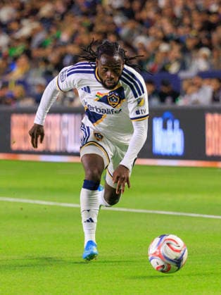 May 23, 2026, Carson, California, USA: Joseph Paintsil 28 of the LA Galaxy goes after the ball during their regular season MLS, Fussball Herren, USA match against the Houston Dynamo on Saturday May 23, 2026 at Dignity Health Sports Park Stadium in Carson, California. Galaxy tie with Dynamo, 1-1. JAVIER ROJAS PI Carson USA - ZUMAp124 20260523_zaa_p124_057 Copyright: xJavierxRojasx