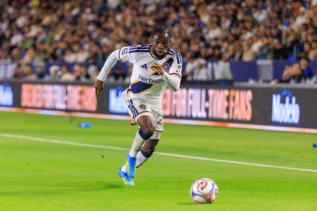 May 23, 2026, Carson, California, USA: Joseph Paintsil 28 of the LA Galaxy goes after the ball during their regular season MLS, Fussball Herren, USA match against the Houston Dynamo on Saturday May 23, 2026 at Dignity Health Sports Park Stadium in Carson, California. Galaxy tie with Dynamo, 1-1. JAVIER ROJAS PI Carson USA - ZUMAp124 20260523_zaa_p124_058 Copyright: xJavierxRojasx