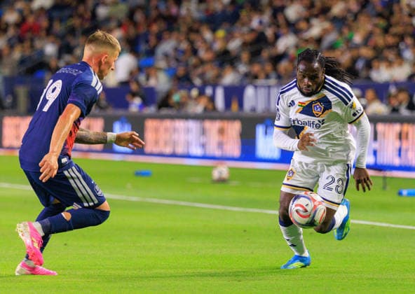 May 23, 2026, Carson, California, USA: Joseph Paintsil 28 of the LA Galaxy tries to get past Mateusz Bogusz 19 of the Houston Dynamo FC during their regular season MLS, Fussball Herren, USA match on Saturday May 23, 2026 at Dignity Health Sports Park Stadium in Carson, California. Galaxy tie with Dynamo, 1-1. JAVIER ROJAS PI Carson USA - ZUMAp124 20260523_zaa_p124_056 Copyright: xJavierxRojasx