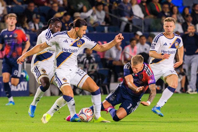 May 23, 2026, Carson, California, USA: Mateusz Bogusz 19 of the Houston Dynamo FC loses the ball to Justin Haak 15 of the LA Galaxy during their regular season MLS, Fussball Herren, USA match on Saturday May 23, 2026 at Dignity Health Sports Park Stadium in Carson, California. Galaxy tie with Dynamo, 1-1. JAVIER ROJAS PI Carson USA - ZUMAp124 20260523_zaa_p124_053 Copyright: xJavierxRojasx