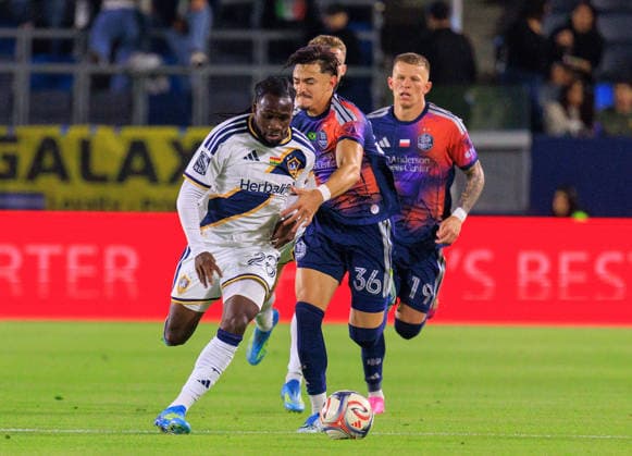 May 23, 2026, Carson, California, USA: Joseph Paintsil 28 of the LA Galaxy tries to get past Felipe Andrade 36 of the Houston Dynamo FC during their regular season MLS, Fussball Herren, USA match on Saturday May 23, 2026 at Dignity Health Sports Park Stadium in Carson, California. Galaxy tie with Dynamo, 1-1. JAVIER ROJAS PI Carson USA - ZUMAp124 20260523_zaa_p124_054 Copyright: xJavierxRojasx