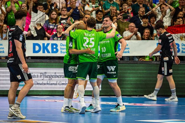 23.05.2026, xovx, Handball Daikin Handball-Bundesliga, HSG Wetzlar - HC Erlangen Die Spieler der HSG Wetzlar bejubeln ausgelassen den 29:26 Heimsieg über den HC Erlangen. Wetzlar Buderus Arena Hessen Deutschland (DE)