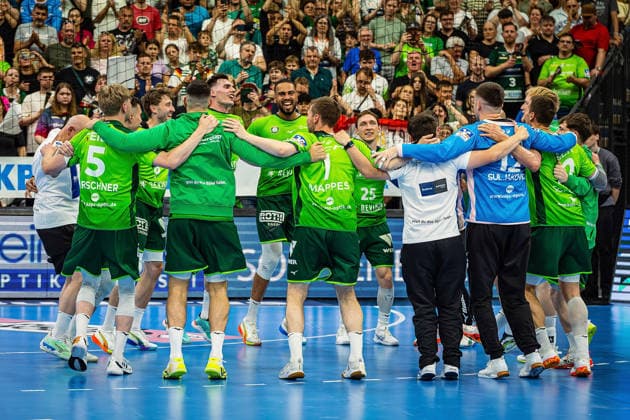 23.05.2026, xovx, Handball Daikin Handball-Bundesliga, HSG Wetzlar - HC Erlangen Die Spieler der HSG Wetzlar bejubeln ausgelassen den 29:26 Heimsieg über den HC Erlangen. Wetzlar Buderus Arena Hessen Deutschland (DE)