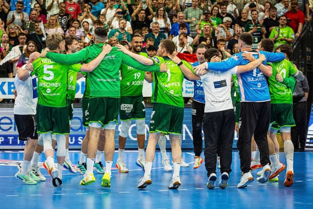 23.05.2026, xovx, Handball Daikin Handball-Bundesliga, HSG Wetzlar - HC Erlangen Die Spieler der HSG Wetzlar bejubeln ausgelassen den 29:26 Heimsieg über den HC Erlangen. Wetzlar Buderus Arena Hessen Deutschland (DE)