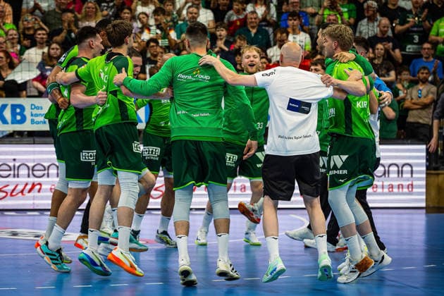 23.05.2026, xovx, Handball Daikin Handball-Bundesliga, HSG Wetzlar - HC Erlangen Die Spieler der HSG Wetzlar bejubeln ausgelassen den 29:26 Heimsieg über den HC Erlangen. Wetzlar Buderus Arena Hessen Deutschland (DE)