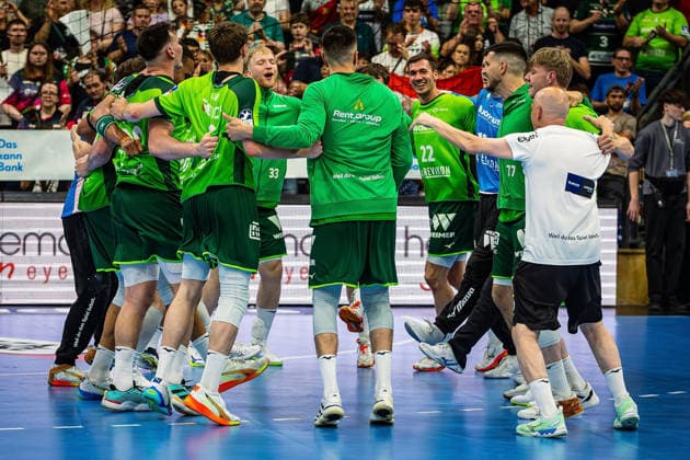 23.05.2026, xovx, Handball Daikin Handball-Bundesliga, HSG Wetzlar - HC Erlangen Die Spieler der HSG Wetzlar bejubeln ausgelassen den 29:26 Heimsieg über den HC Erlangen. Wetzlar Buderus Arena Hessen Deutschland (DE)