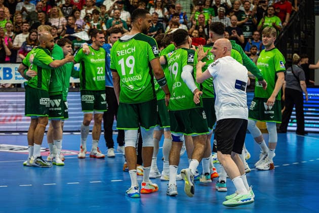 23.05.2026, xovx, Handball Daikin Handball-Bundesliga, HSG Wetzlar - HC Erlangen Die Spieler der HSG Wetzlar bejubeln ausgelassen den 29:26 Heimsieg über den HC Erlangen. Wetzlar Buderus Arena Hessen Deutschland (DE)
