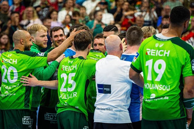 23.05.2026, xovx, Handball Daikin Handball-Bundesliga, HSG Wetzlar - HC Erlangen Die Spieler der HSG Wetzlar bejubeln ausgelassen den 29:26 Heimsieg über den HC Erlangen. Wetzlar Buderus Arena Hessen Deutschland (DE)