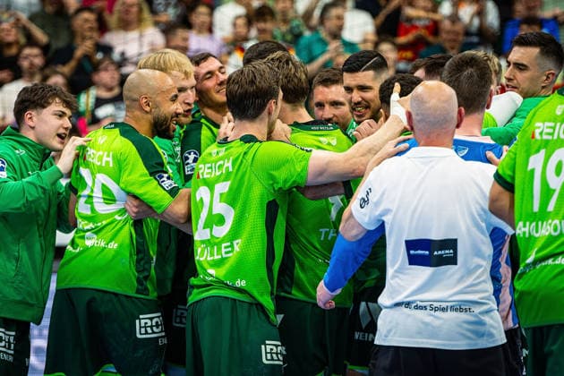 23.05.2026, xovx, Handball Daikin Handball-Bundesliga, HSG Wetzlar - HC Erlangen Die Spieler der HSG Wetzlar bejubeln ausgelassen den 29:26 Heimsieg über den HC Erlangen. Wetzlar Buderus Arena Hessen Deutschland (DE)