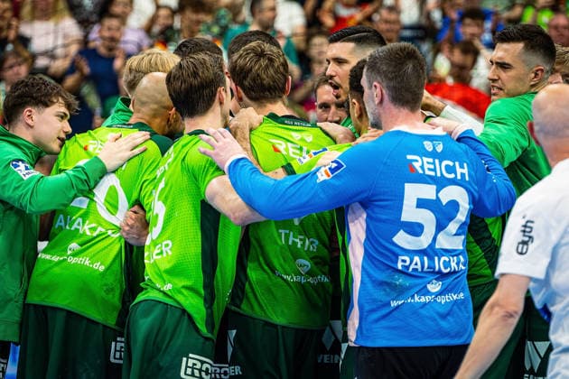 23.05.2026, xovx, Handball Daikin Handball-Bundesliga, HSG Wetzlar - HC Erlangen Die Spieler der HSG Wetzlar bejubeln ausgelassen den 29:26 Heimsieg über den HC Erlangen. Wetzlar Buderus Arena Hessen Deutschland (DE)