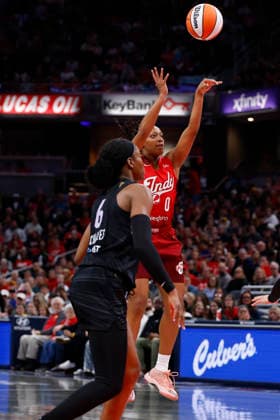 INDIANAPOLIS, IN - MAY 22: Indiana Fever guard Kelsey Mitchell (0) knocks down her jump shot in the first half of play during a WNBA, Basketball Damen, USA game between the Golden State Valkyries and the Indiana Fever on May 22, 2026 at Gainbridge Fieldhouse in Indianapolis, IN. (Photo by Jeffrey Brown Icon Sportswire) WNBA: MAY 22 Golden State Valkyries at Indiana Fever EDITORIAL USE ONLY Icon052226068