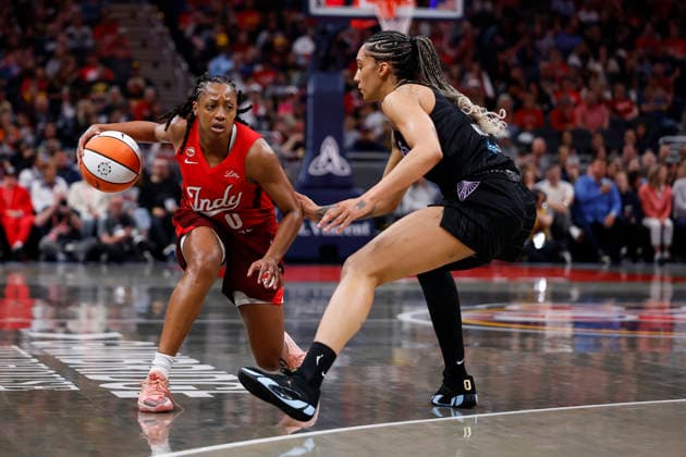 INDIANAPOLIS, IN - MAY 22: Indiana Fever guard Kelsey Mitchell (0) in action during a WNBA, Basketball Damen, USA game between the Golden State Valkyries and the Indiana Fever on May 22, 2026 at Gainbridge Fieldhouse in Indianapolis, IN. (Photo by Jeffrey Brown Icon Sportswire) WNBA: MAY 22 Golden State Valkyries at Indiana Fever EDITORIAL USE ONLY Icon052226069