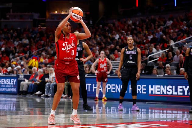 INDIANAPOLIS, IN - MAY 22: Indiana Fever guard Kelsey Mitchell (0) goes up with her free throw attempt during a WNBA, Basketball Damen, USA game between the Golden State Valkyries and the Indiana Fever on May 22, 2026 at Gainbridge Fieldhouse in Indianapolis, IN. (Photo by Jeffrey Brown Icon Sportswire) WNBA: MAY 22 Golden State Valkyries at Indiana Fever EDITORIAL USE ONLY Icon052226070