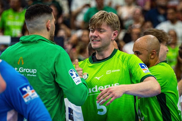 23.05.2026, xovx, Handball Daikin Handball-Bundesliga, HSG Wetzlar - HC Erlangen Die Spieler der HSG Wetzlar bejubeln ausgelassen den 29:26 Heimsieg über den HC Erlangen. V.l. Stefan Cavor (HSG Wetzlar), Tristan Kirschner (HSG Wetzlar), Cyrill Akakpo (HSG Wetzlar) Wetzlar Buderus Arena Hessen Deutschland (DE)