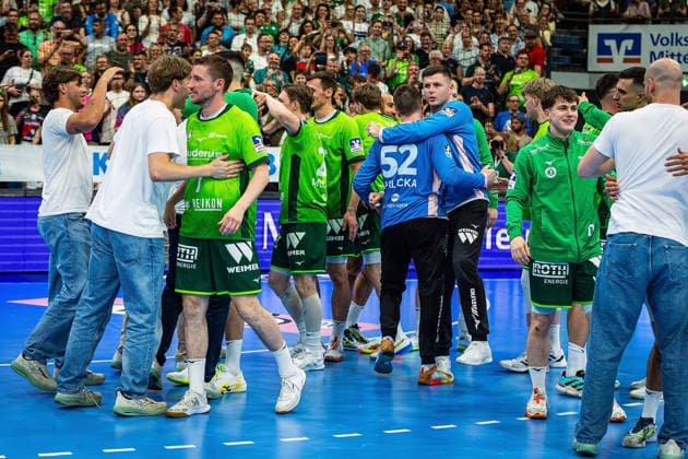 23.05.2026, xovx, Handball Daikin Handball-Bundesliga, HSG Wetzlar - HC Erlangen Die Spieler der HSG Wetzlar bejubeln ausgelassen den 29:26 Heimsieg über den HC Erlangen. Wetzlar Buderus Arena Hessen Deutschland (DE)