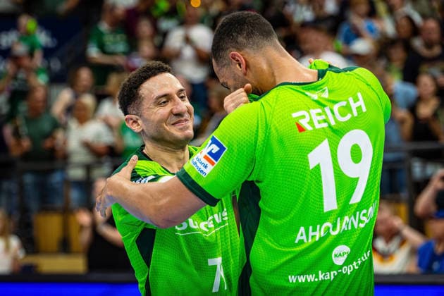 23.05.2026, xovx, Handball Daikin Handball-Bundesliga, HSG Wetzlar - HC Erlangen Die Spieler der HSG Wetzlar bejubeln ausgelassen den 29:26 Heimsieg über den HC Erlangen. V.l. Ahmet Nafea (HSG Wetzlar), Philipp Ahouansou (HSG Wetzlar) Wetzlar Buderus Arena Hessen Deutschland (DE)