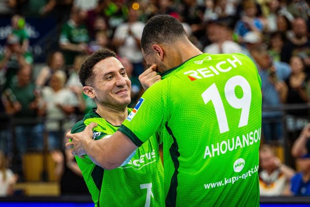 23.05.2026, xovx, Handball Daikin Handball-Bundesliga, HSG Wetzlar - HC Erlangen Die Spieler der HSG Wetzlar bejubeln ausgelassen den 29:26 Heimsieg über den HC Erlangen. V.l. Ahmet Nafea (HSG Wetzlar), Philipp Ahouansou (HSG Wetzlar) Wetzlar Buderus Arena Hessen Deutschland (DE)