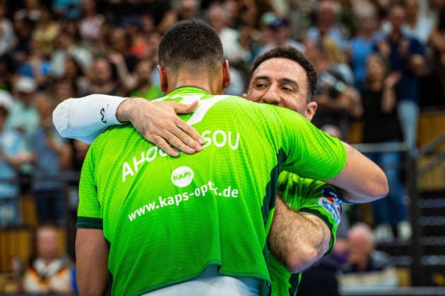 23.05.2026, xovx, Handball Daikin Handball-Bundesliga, HSG Wetzlar - HC Erlangen Die Spieler der HSG Wetzlar bejubeln ausgelassen den 29:26 Heimsieg über den HC Erlangen. V.l. Philipp Ahouansou (HSG Wetzlar), Ahmet Nafea (HSG Wetzlar) Wetzlar Buderus Arena Hessen Deutschland (DE)