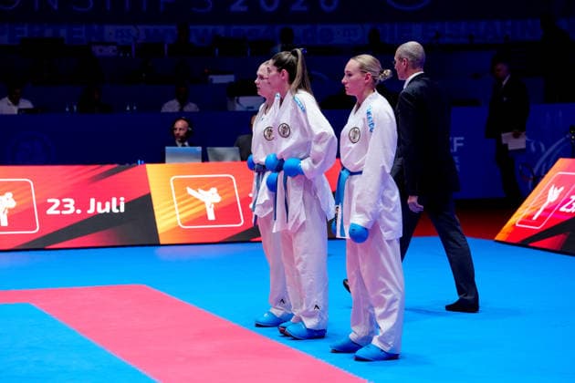 Deutschland: EKF Karate Europameisterschaft Seniors 2026 - Eissporthalle, Frankfurt: Das Female Kumite Team Österreich (Cetin, Devigili, Schuetze, Topalovic) enttäuscht nach der Niederlage im Kampf um die Bronzemedaille gegen das Team Kroazien (Becirovic, Golombos, Sgardelli, Tomic, Zorko) Frankfurt am Main Eissporthalle Frankfurt Hessen Deutschland Copyright: xKjetilxWaberx