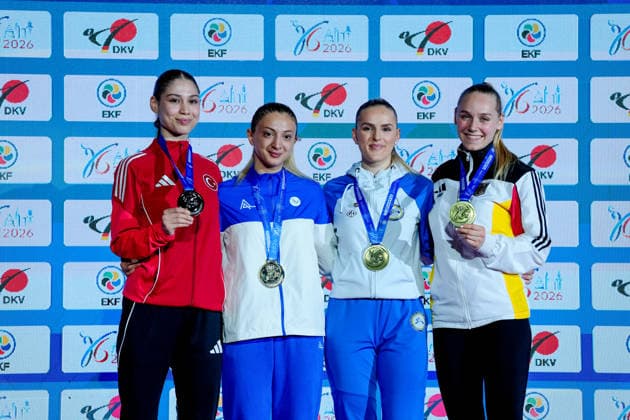 Deutschland: EKF Karate Europameisterschaft Seniors 2026 - Eissporthalle, Frankfurt: Mia Bitsch (GER) mit der Bronzemedaille zusammen mit Nejra Sipovic (BHI), Silbermedaille geht an Zumra Rezzan Im (TUR) und die Goldmedaille an Madina Sadigova (AZE) Frankfurt am Main Eissporthalle Frankfurt Hessen Deutschland Copyright: xKjetilxWaberx