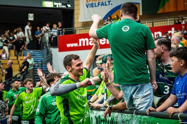 23.05.2026, xovx, Handball Daikin Handball-Bundesliga, HSG Wetzlar - HC Erlangen Die Spieler der HSG Wetzlar feiern gemeinsam mit ihren Fans ausgelassen den 29:26 Heimsieg über den HC Erlangen. V.l. Josip Simic (HSG Wetzlar), Stefan Cavor (HSG Wetzlar), Niklas Theiß (HSG Wetzlar), Phil Spandau (HSG Wetzlar), Jona Schoch (HSG Wetzlar) Wetzlar Buderus Arena Hessen Deutschland (DE)