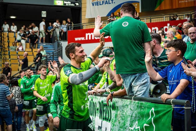23.05.2026, xovx, Handball Daikin Handball-Bundesliga, HSG Wetzlar - HC Erlangen Die Spieler der HSG Wetzlar feiern gemeinsam mit ihren Fans ausgelassen den 29:26 Heimsieg über den HC Erlangen. V.l. Josip Simic (HSG Wetzlar), Stefan Cavor (HSG Wetzlar), Niklas Theiß (HSG Wetzlar), Phil Spandau (HSG Wetzlar), Jona Schoch (HSG Wetzlar) Wetzlar Buderus Arena Hessen Deutschland (DE)