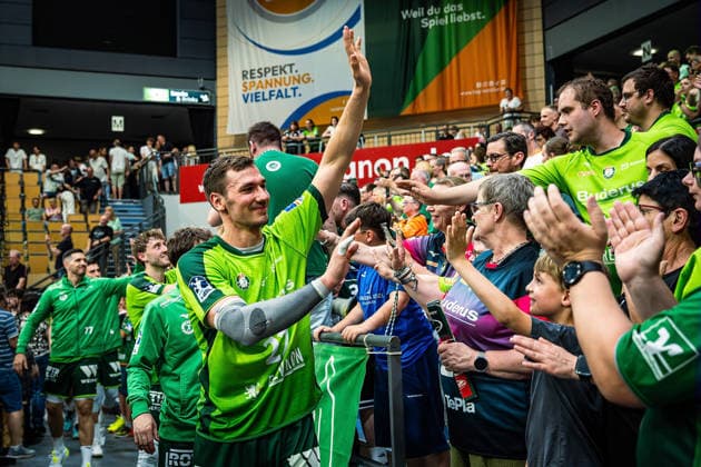 23.05.2026, xovx, Handball Daikin Handball-Bundesliga, HSG Wetzlar - HC Erlangen Die Spieler der HSG Wetzlar feiern gemeinsam mit ihren Fans ausgelassen den 29:26 Heimsieg über den HC Erlangen. V.l. Stefan Cavor (HSG Wetzlar), Niklas Theiß (HSG Wetzlar), Phil Spandau (HSG Wetzlar), Jona Schoch (HSG Wetzlar) Wetzlar Buderus Arena Hessen Deutschland (DE)