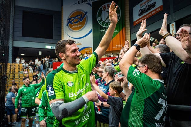 23.05.2026, xovx, Handball Daikin Handball-Bundesliga, HSG Wetzlar - HC Erlangen Die Spieler der HSG Wetzlar feiern gemeinsam mit ihren Fans ausgelassen den 29:26 Heimsieg über den HC Erlangen. V.l. Stefan Cavor (HSG Wetzlar), Niklas Theiß (HSG Wetzlar), Phil Spandau (HSG Wetzlar), Jona Schoch (HSG Wetzlar) Wetzlar Buderus Arena Hessen Deutschland (DE)