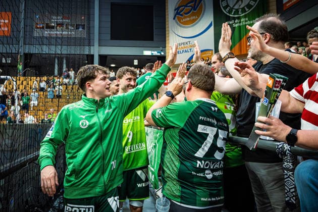 23.05.2026, xovx, Handball Daikin Handball-Bundesliga, HSG Wetzlar - HC Erlangen Die Spieler der HSG Wetzlar feiern gemeinsam mit ihren Fans ausgelassen den 29:26 Heimsieg über den HC Erlangen. V.l. Phil Spandau (HSG Wetzlar), Niklas Theiß (HSG Wetzlar) Wetzlar Buderus Arena Hessen Deutschland (DE)