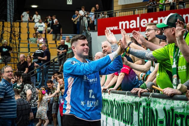23.05.2026, xovx, Handball Daikin Handball-Bundesliga, HSG Wetzlar - HC Erlangen Die Spieler der HSG Wetzlar feiern gemeinsam mit ihren Fans ausgelassen den 29:26 Heimsieg über den HC Erlangen. Vorne Anadin Suljakovic (HSG Wetzlar) Wetzlar Buderus Arena Hessen Deutschland (DE)