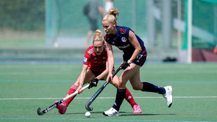 v.li.: Nika Hansen (KTHC, 13), Lisa Mayerhöfer (MHC, 17), Zweikampf, Spielszene, Duell, duel, tackle, tackling, Dynamik, Action, Aktion, 24.05.2026, Mannheim (Deutschland), Hockey, Deutsche Meisterschaft, Viertelfinale, Damen, Mannheimer HC - Rot-Weiss Köln